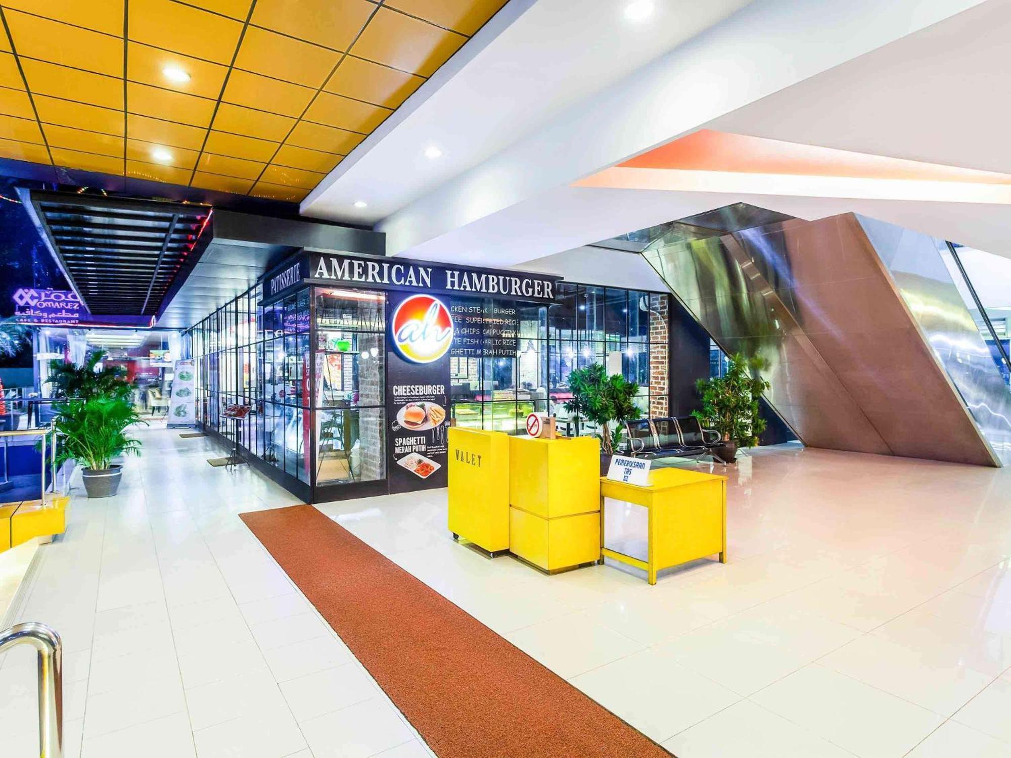 Ibis Budget Jakarta Cikini Exterior foto