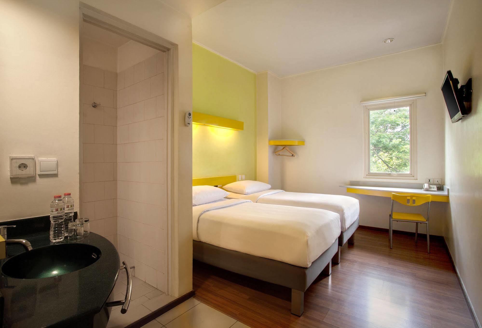 Ibis Budget Jakarta Cikini Exterior foto