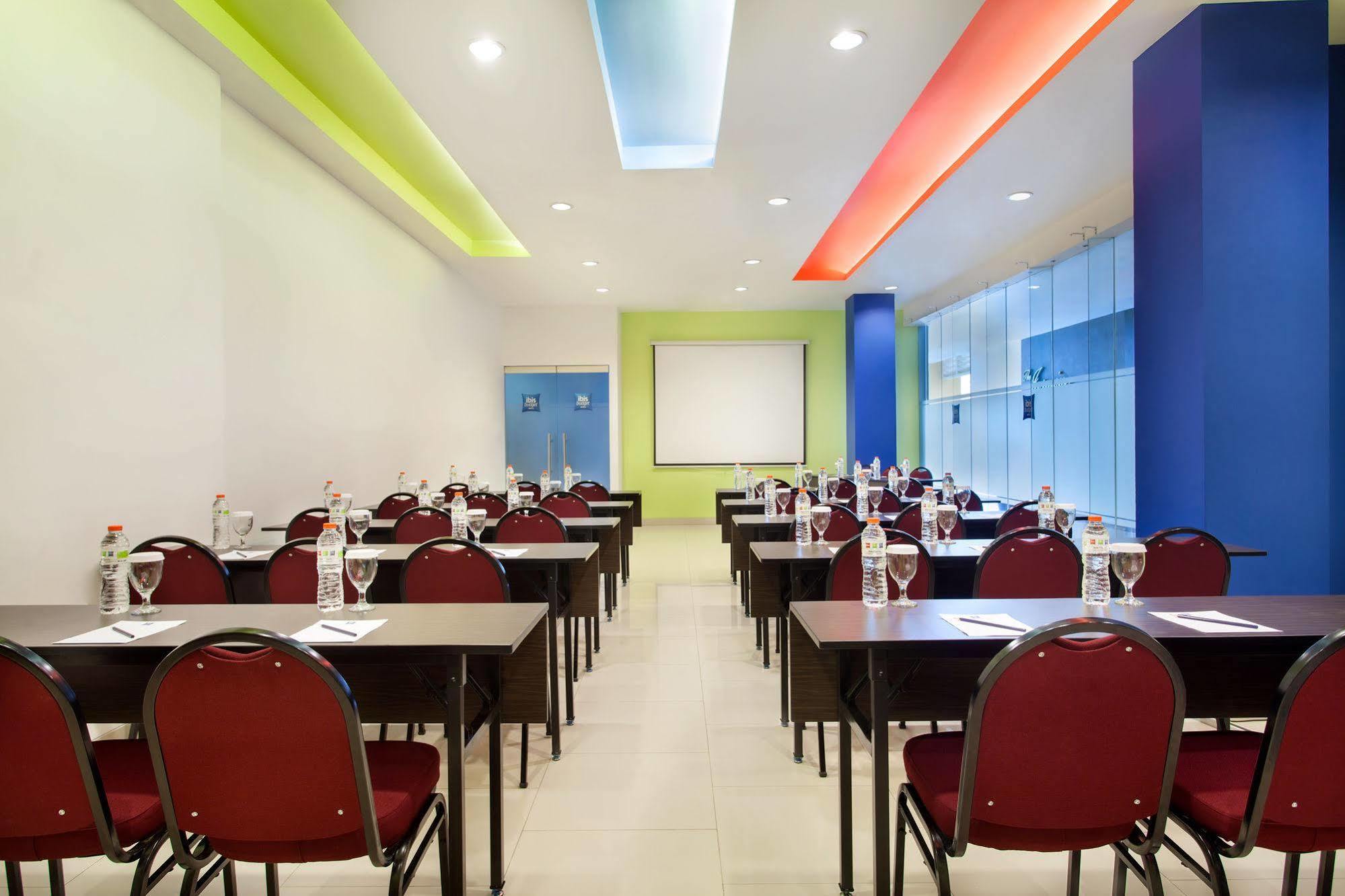Ibis Budget Jakarta Cikini Exterior foto